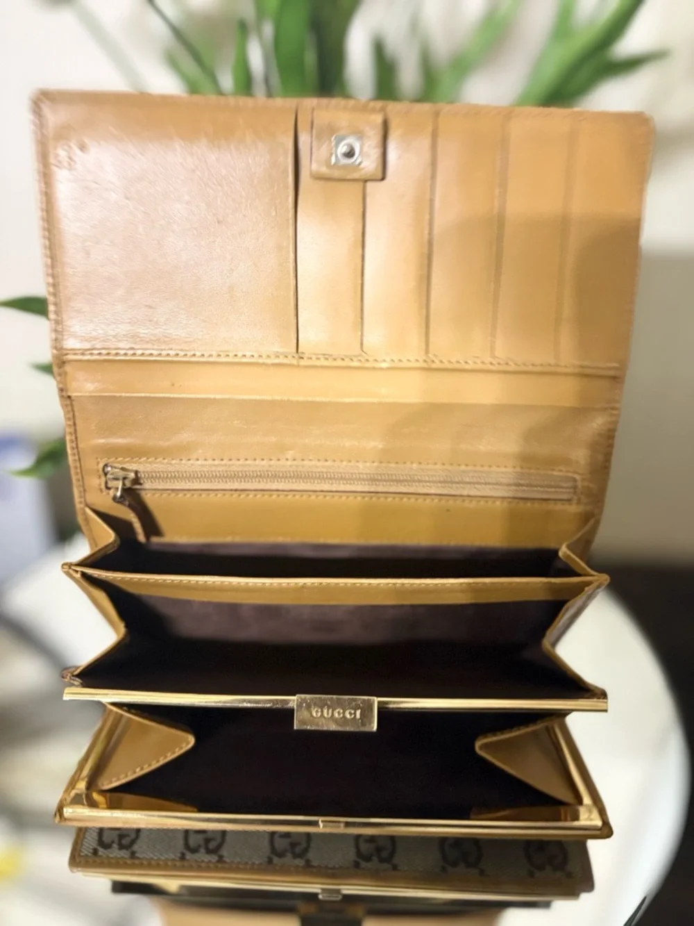 Gucci Beige and Brown GG Canvas Kisslock Wallet with Gold Plaque - Picture 5 of 6